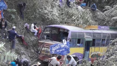 तिर्थयात्री बोकेको बस दुर्घटनामा मृत्यु हुनेको संख्या ४ पुग्यो, गम्भीर घाइते ६ जनालाई धरान पठाइयो