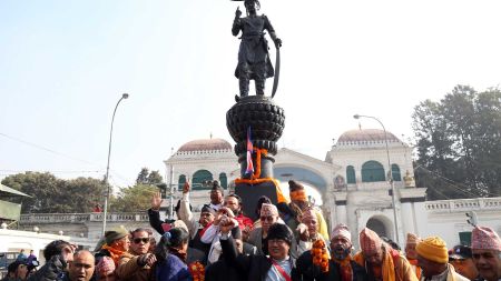 पृथ्वीनारायण शाहको सालिकमा १०८ मिटर लामो माला अर्पण