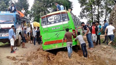 कालोपत्रे थालिएको दिक्तेल हलेसी सडक गुणस्तरहीन