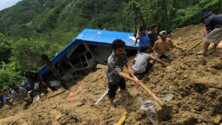 इण्डोनेशियामा भारी वर्षासंगै गएको पहिरोमा परी ७ जनाको मृत्यु