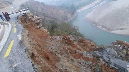 सडक भासिएपछि सिन्धुली–बर्दिबास सवारी अवरुद्ध, वैकल्पिक मार्ग प्रयोग गर्न आग्रह