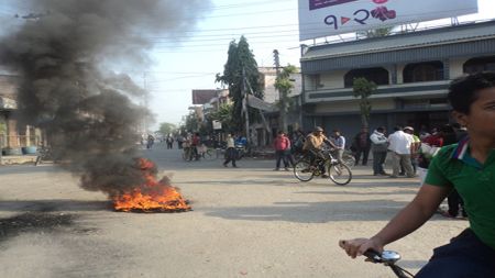 मोर्चाका कार्यकर्ताद्वारा प्रमुख निर्वाचन आयुक्त अयोधिप्रसाद यादवको घर तोडफोड