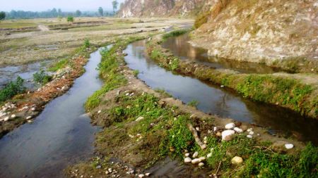 पुस्तौँदेखि कुलोको दूषित पानी पिउँदै शंकरपुरबासी