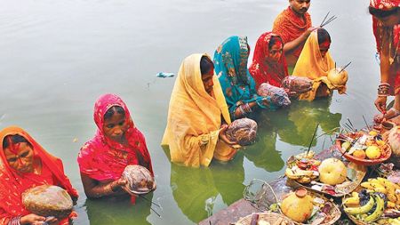 अस्ताउँदो सूर्यलाई अघ्र्य अर्पण