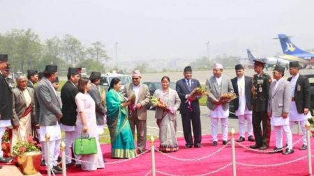 अन्ततः पछि हट्यो सरकार, राष्ट्रपति फर्कदा दिने बिदा फिर्ता