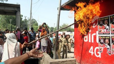 भारतको काश्मिरमा महिलाहरुले जलाए रक्सी पसल