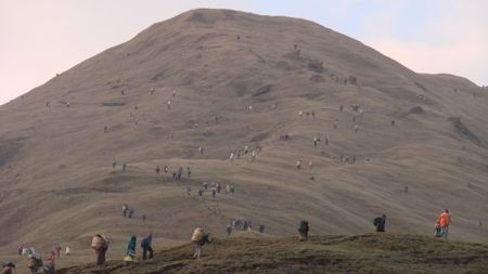 विद्यार्थी यार्सा टिप्न लागेपछि विद्यालय रित्तै, सुनसान भयो गाउँबस्ती