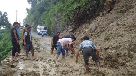 पहिरोले मेचीराजमार्ग अवरुद्ध