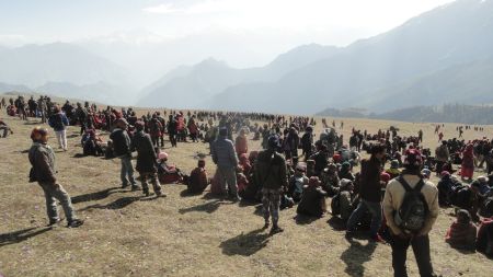 यार्सागुम्बा सङ्कलन गर्न लाइसेन्स लिनेको भीड