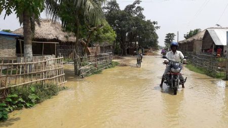 तिलाठीमा बाँध फुट्यो, दर्जन गाउँ डुब्ने खतरा