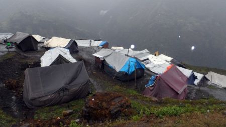 कक्षाकोठाको अभावमा विद्यार्थी त्रिपालमुनि बसेर पढ्न बाध्य