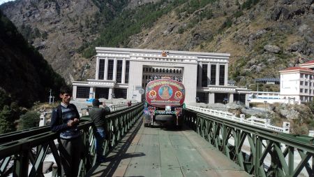 रसुवागढीबाट चिनियाँ सामग्री भित्रन शुरु