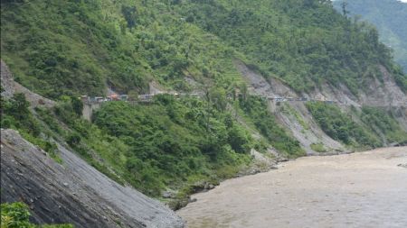 नारायणगढ–मुग्लिन सडक भासिएका कारण दिनभर यातायात अवरुद्ध हुने