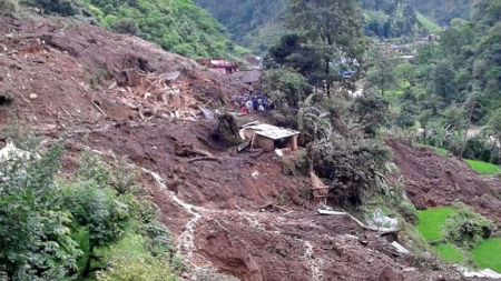 पहिरोमा पुरिएर एकै घरका तीन जनाको मृत्यु