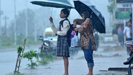 मनसुनी न्यूनचापीय प्रणालीले बदली र वर्षा