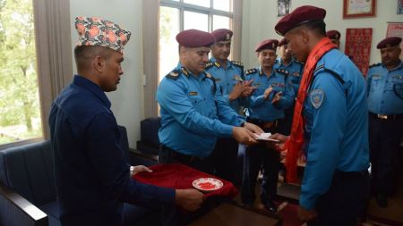 साहसिक प्रहरी पुरस्कृत