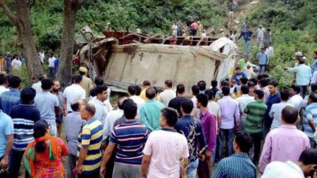 काश्मिरमा सवारी दुर्घटना, १९ यात्रुको मृत्यु, २७ घाइते