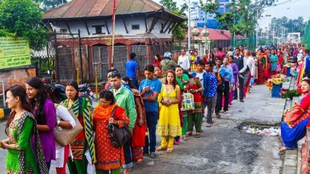 आज साउन महिनाको पहिलो सोमबार पशुपतिमा भक्तजनको घुँइचो