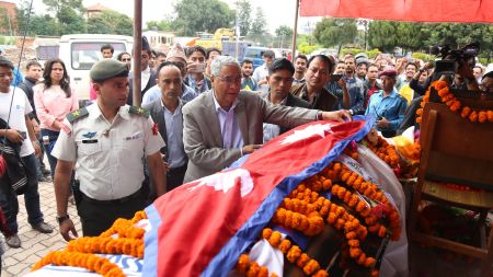 पण्डितको पार्थिव शरीरमा प्रधानमन्त्रीले ओढाए राष्ट्रिय  झन्डा