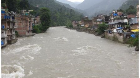 खोलामा पुल नहुँदा रोकियो विद्यार्थीको पढाइ