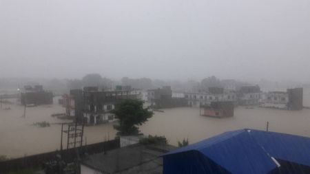 अविरल वर्षाले बबण्डर गरिसक्यो इटहरीमा,  ६ जनाको शव नै भेटियो