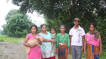 पिपलको रुखले ज्यान जोगियो, १३ जना चार घन्टासम्म रुखमा