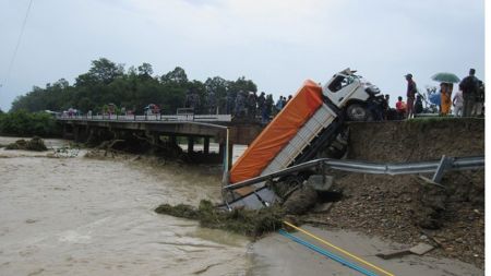५० भन्दा बढी पुल जोखिममा
