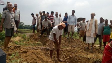 सुस्तामा नेपालीको आक्रोश, डुबानले हैरान पारेको भन्दै गण्डक नरह फुटाउने प्रयास