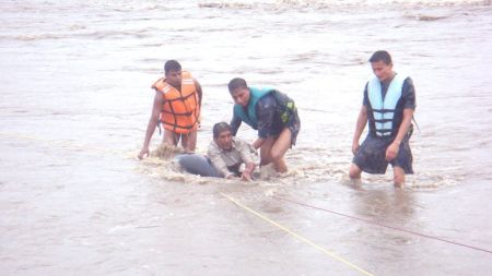 त्रिशुलीको भेलमा बगेका यात्रुलाई यसरी गर्छ सशस्त्र प्रहरीले उद्धार