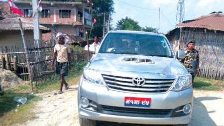 झण्डावाल गाडी चढेर मत माग्ने मन्त्रीलाई सर्वसाधारणले समातेपछि...