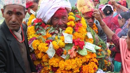 ५ दिन खाली खुट्टा पैदल हिडेर तीर्थयात्राबाट फर्किएका पुजारीको भब्य स्वागत