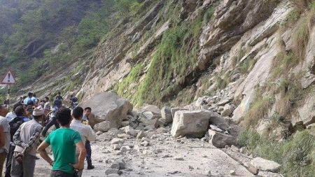 सिद्धार्थ राजमार्गमा बिहानै पहिरो, एकतर्फी बाटो खुल्यो