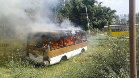 नेपाल यातायातको बसमा आगजनी  (फोटोसहित)