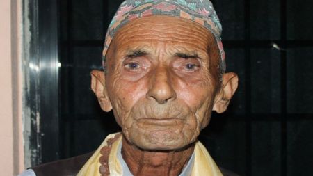 ओलीका ८७ वर्षीय बाबुले चिना हेर्दै भने, ‘छोराको अझै प्रधानमन्त्री हुने योग छ’