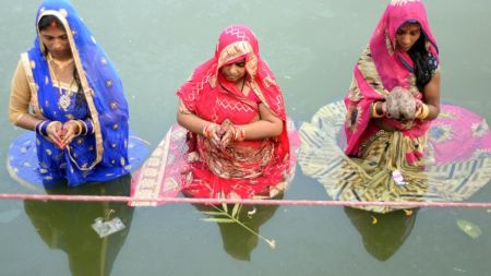 उदाउँदो सूर्यको पूजा गर्दै छठको समापन, आज सार्वजनिक विदा