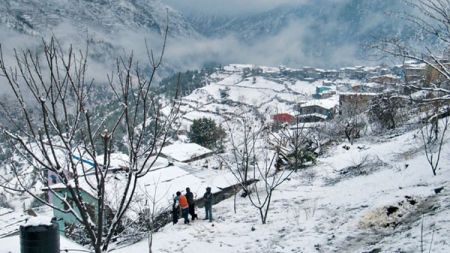 सोलुखुम्बुको माथिल्लो क्षेत्रमा हिमपात, स्थानीयवासी खुसी