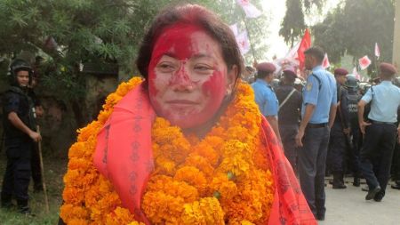 मतदाताको घर दैलोमा पुगेर समस्या सुन्दै बीना