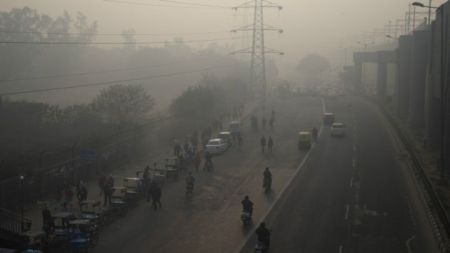 बाक्लो तुवाँलोले दिल्लीको जनजीवन कष्टकर, विद्यालय समेत बन्द