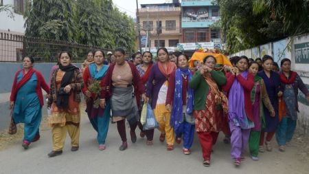 महिलाको काँधमा पुरुषको शव