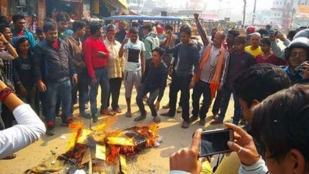 मधेसी दलका नेताहरुले हिन्दीमा सम्बोधन गरेपछि व्यापक विरोध,  राजपा र फोरमको पुत्लादहन