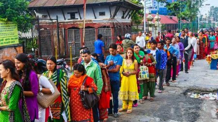 पशुपतिमा पानी र चिसाेले राेकेन भक्तजनलार्इ