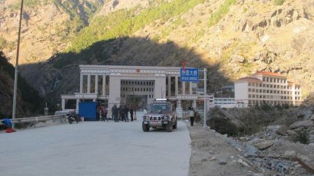 बाहिरी जिल्लाबाट अाएका मानिस अब केरूङ जान नपाउने