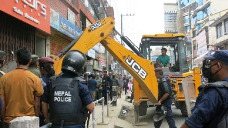 सडक अतिक्रमण गरी बनाइएका संरचना भत्काउन सुरू