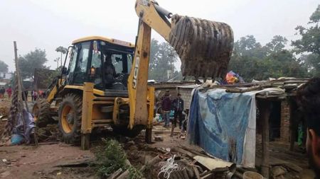 वनक्षेत्र अतिक्रमण गर्ने ४० घर भत्काइए