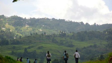 पढ्नभन्दा विद्यालय अाउजाउमै बढी समय