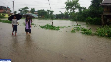 झापामा भारी वर्षा, घरभित्रै थुनिए स्थानिय (फोटो फिचर)