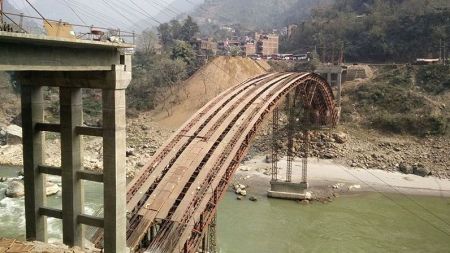 असार मसान्तसम्ममा निर्माण सम्पन्न हुने गरि त्रिशुली नदीमा पुल बन्दै