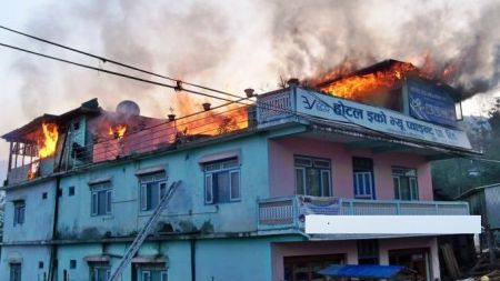 ताप्लेजुङको फुङलिङस्थित एक होटलमा आगलागी