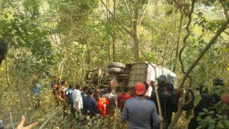 सिन्धुपाल्चाेकमा बस दुर्घटना, ३ जनाको मृत्यु