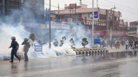 नयाँ बानेश्वर झडपमा अश्रुग्यासदेखि पानीकाे फाेहाेरासम्म (फाेटाेफिचर)